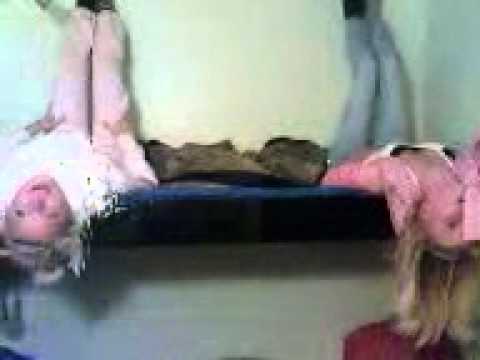 josefinlindblom.bloggplatsen.se / konfaläger jag och fanny hänger upp och ner