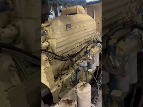 Starting Up A Cummins KTA19 on A Tugboat #cummins #dieselpropower