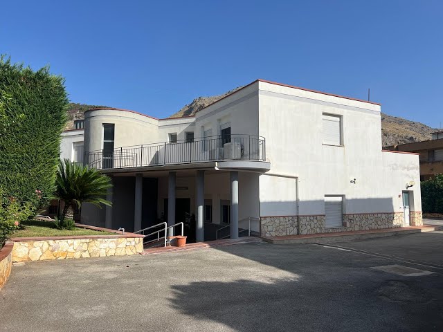 Da Vinci / Castellana - VILLA mq. 770 con ampio giardino