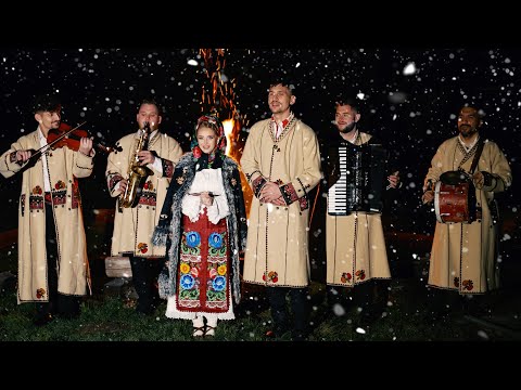 Roberta Selagea 🌟 Adrian Dis 🎄 Colaj Colinde de Crăciun [ Clip Oficial ]