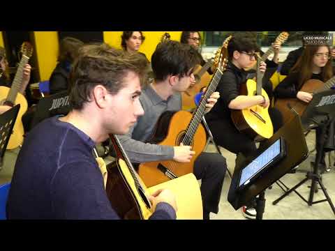 Liceo Musicale "Lucio Dalla" - Orchestra di Chitarre - E. A. Mario/E. Nicolardi: Tammurriata Nera
