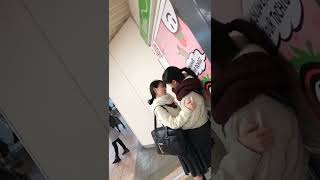 別れを悲しむJKが駅のホームで抱き合う