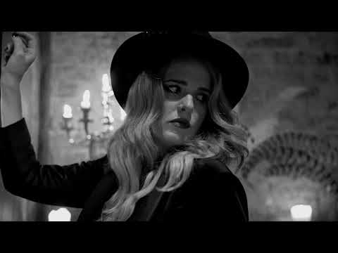 Whos That - Elles Bailey