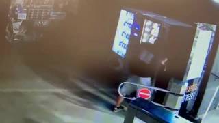 Vicenza, il ladro seriale col piccone che si muove in bicicletta: i video dei colpi ripresi dalle...