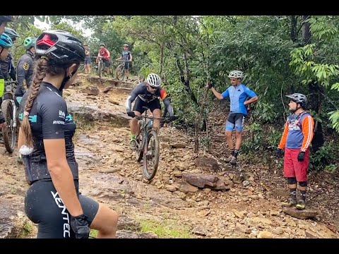 Descendo RockGarden técnico de Hardtail e canote alto.