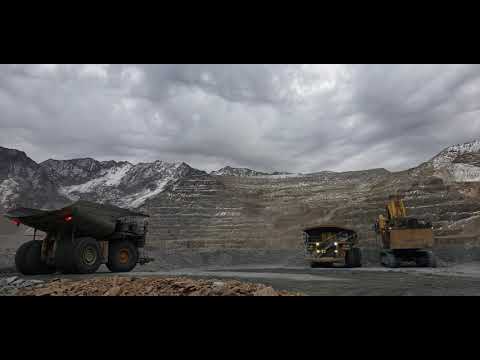 Komatsu PC5500 cargando camiones caex komatsu 930E