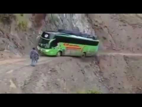 Perù, pullman di turisti rischia di cadere in un dirupo terrore per i passeggeri