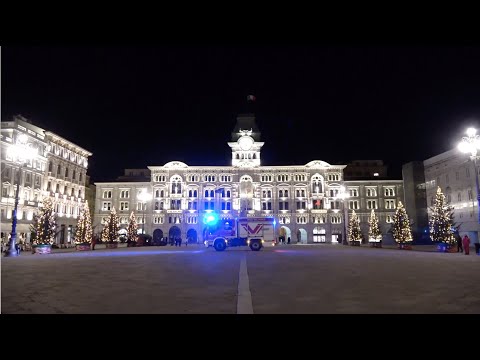 Gli auguri dei Vigili del fuoco con una manichetta che abbraccia e unisce l'Italia