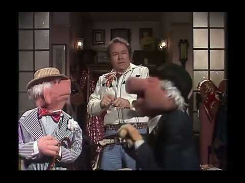 The Muppet Show - 303: Roy Clark - Cold Open (1978)