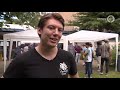 Asielzoekers en studenten barbecueën samen