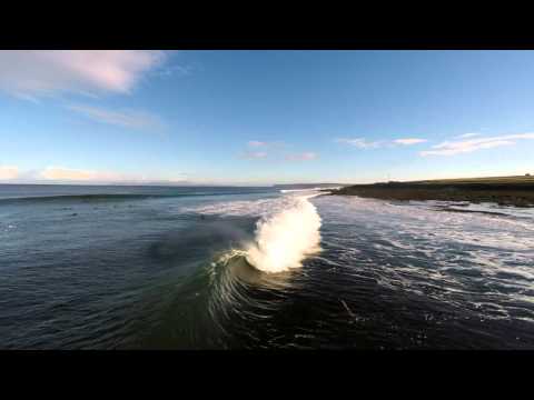 Surfer på solide bølger ved Thurso East