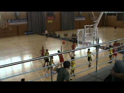 Entrada esquerra Jordi Gálvez contra el CB Castellar A.  Maig 2011