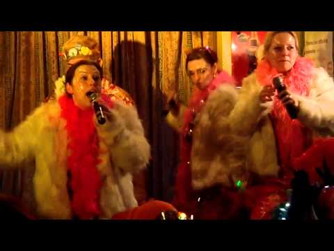 Frits krijgt een serenade door Och Enne tijdens de GROEËTE BOETEGEWEUNE BINNEZITTING van cafe Pelt