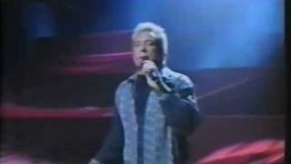 Tom Jones - Still Haven't Found What I'm Looking For (Live)