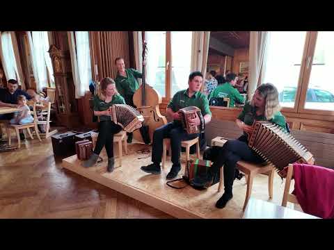 Löie -  Stubete 7, Juni 2024 mit : " Chrigu`s Ländlermeitschi"