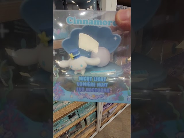 Vídeo relacionado con Blue Sky Studios Cinnamoroll Cloud Light - Lámpara recargable USB-C con 3 niveles de brillo - Diseño de vinilo suave - Cinnamoroll durmiendo en una nube - Lámpara de noche de escritorio