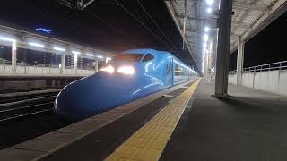 700系7000番台E13編成「ワンピース新幹線」せとうちブルー号　東広島駅発車　こだま874号岡山行