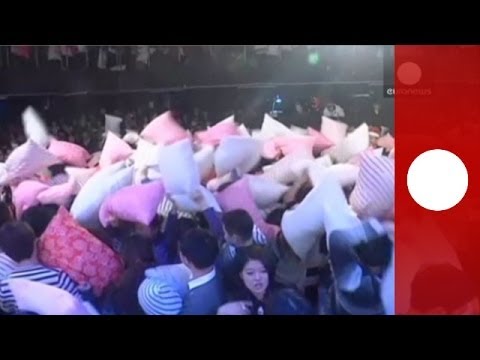 Bataille de coussins géante lors d'un concert en Chine