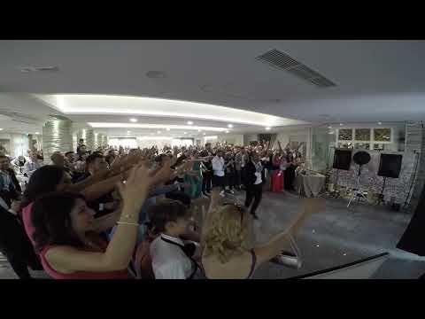 Ingresso sposi con accoglienza dagli invitati