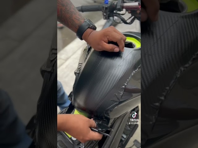 Vídeo relacionado con NewL - Adhesivo de Vinilo Negro de Fibra de Carbono Forjado, con liberación de Aire, sin Burbujas, calcomanía autoadhesiva para Coche, Moto u Otro vehículo (Camuflaje y Negro, 30 x 100 cm)