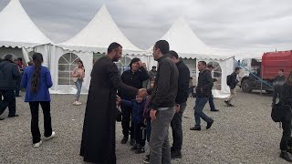 Կոռնիձորում Արցախից տեղահանված մեր հայրենակիցներին դիմավորում են նաև հոգևորականներ
