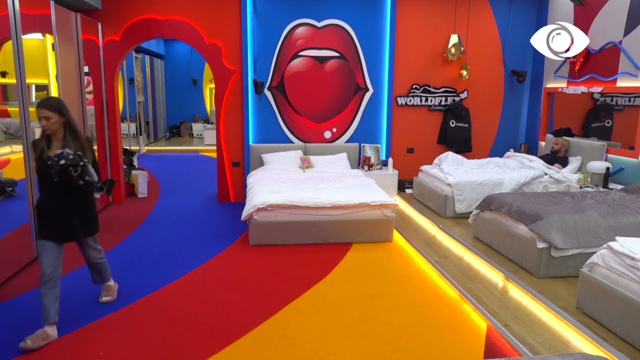 Kiara hyn në dhomë dhe nuk komunikon me Luizin