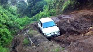 preview picture of video 'Kia sportage 4x4 4wd test drive offroad cikole sukawana bandung redland indonesia 130804'