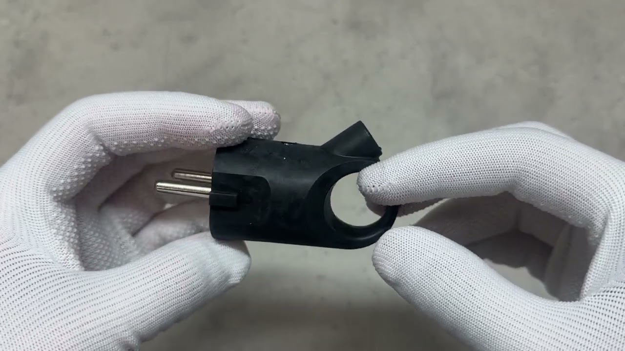 Вилка штепсельная угловая с заземлением и кольцом NX1106 NEOMAX черная