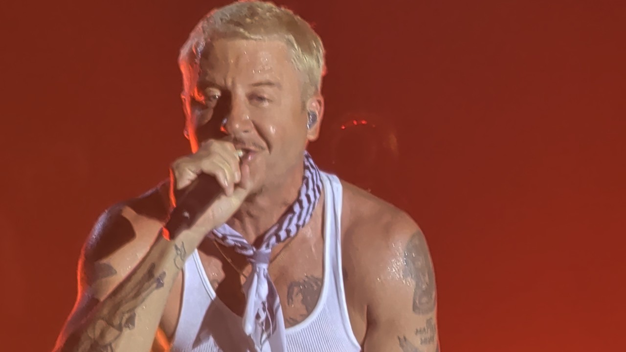 @Macklemore &ndash; HIND'S HALL (Live) #hindshall #macklemore - YouTube