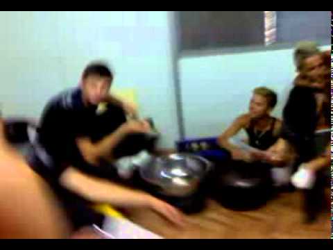 Nicu din Hotarele se bate cu oala de peste