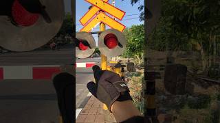 Download lagu Memegang lampu perlintasan kereta api | suara alarm palang pintu | level crossing mp3