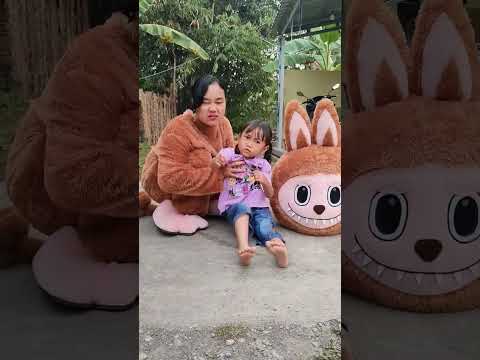 sepatu adek bayi dipake ayam #funny #shorts