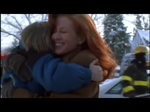 Alex Hugs His Mom [Home Alone 3]