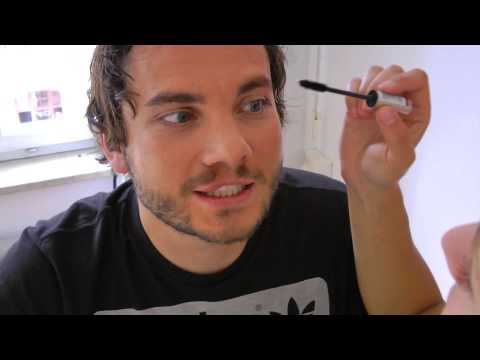 Malte wird geschminkt