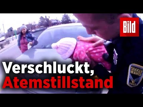 Das Kind hat einen wunden Rücken entlang der Wirbelsäule Bewegungstherapie im Schultergelenk Impingementsyndrom