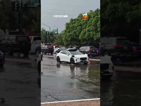 Carro autônomo fica “preso” em rua alagada nos Estados Unidos