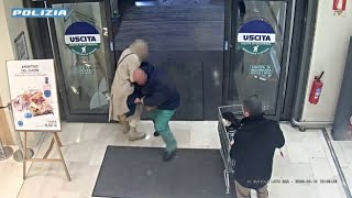 Il video del tentato rapimento a Bergamo in un supermercato: l'uomo che tenta di portare via una ...