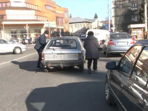 jurnal 30 11 2011 masina in strada, mihaela ivascu   un muscelean si a parcat masina in mijlocul strazii in fata primariei