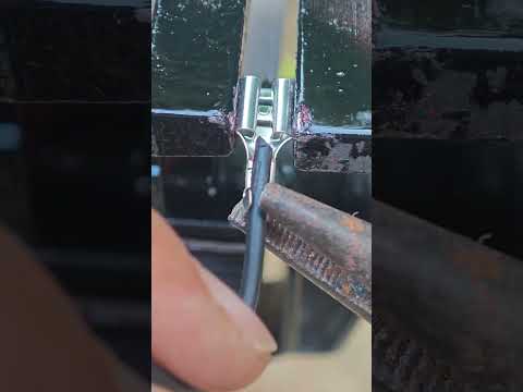 Demonstrates correct wireless connector assembly process to ensure firm, drop-free connection