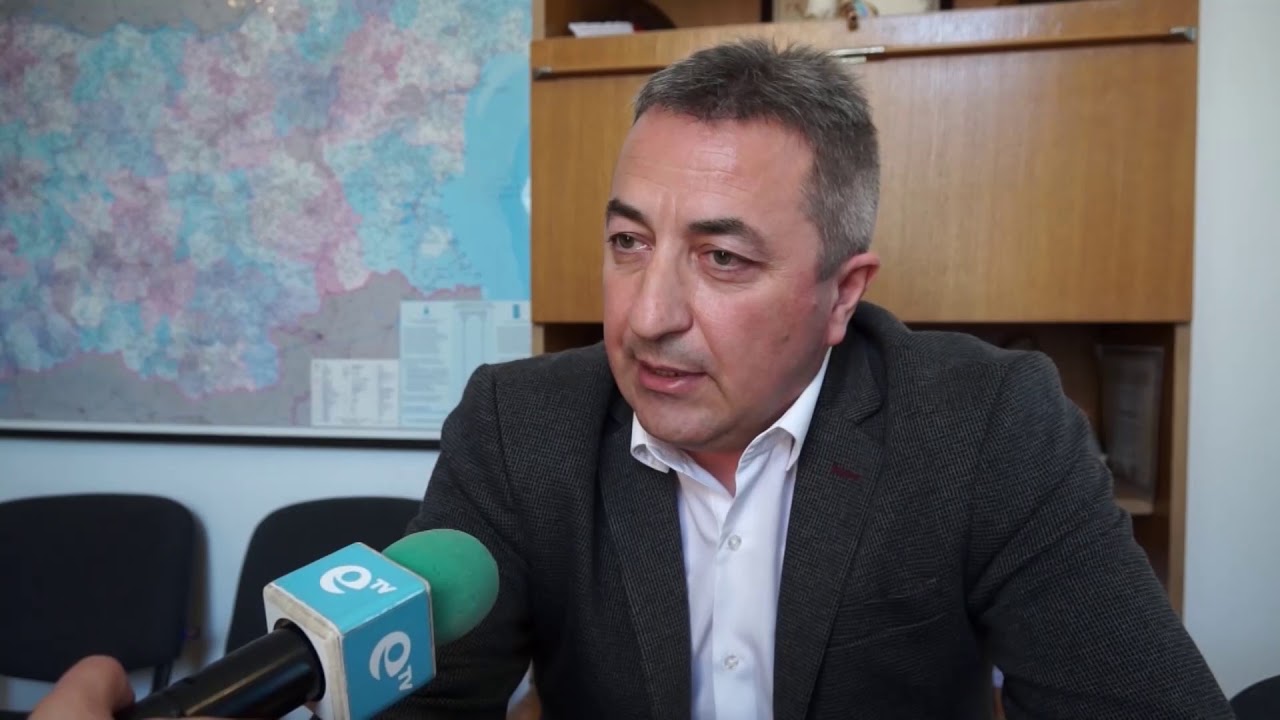 Пеещи фонтани по главната улица на Девин