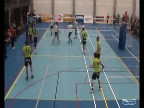 Coach Alain Dardenne receives a ball in the nuts but acts like nothing happened:-D