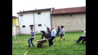 preview picture of video 'I giochi di una volta - Mignete 6 Maggio 2012 - Corsa con le carriole'