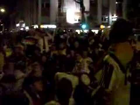 Hüpfen in Bonner Rathausgasse nach dem EM-Sieg gegen Portuga