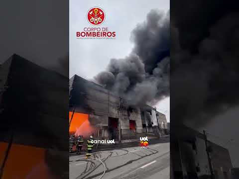Incêndio atinge galpão em Mauá (SP) e mobiliza dezenas de bombeiros