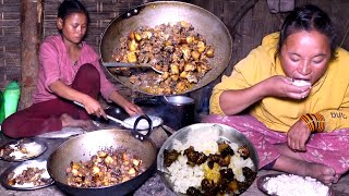 Young girls are cooking and eating pork meat curry