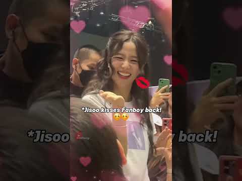 Fanboy was overjoyed when Jisoo responded with a kiss!!🤩🤩 #blackpink