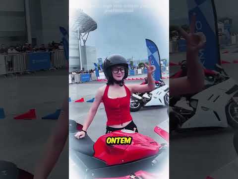 A menina que ama motos