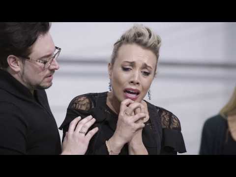 La bohème 2017 - Tu ol y llwyfan | Behind the scenes