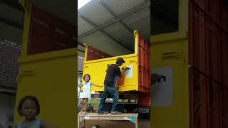 Download lagu KREASI MENULIS DI PINTU BAK TRUK mp3