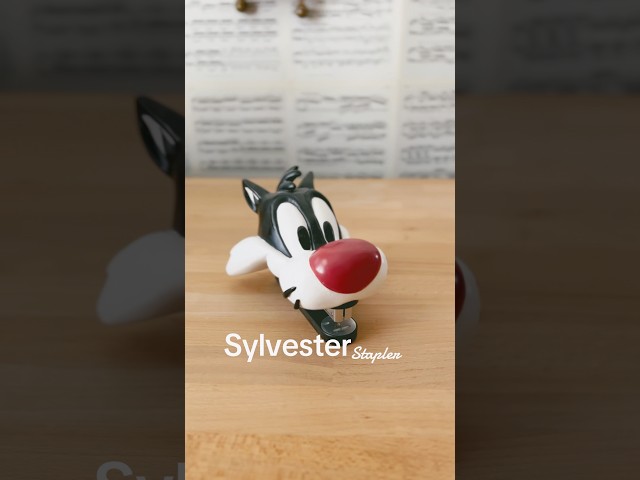 Vídeo relacionado con Looney Tunes Sylvester - Juguete para Perros Sylvester The Cat de Halloween con Cuerda de Esqueleto | Juguete chirriante para Perros de Sylvester el Gato | Juguete de Cuerda masticable para Perros, 9